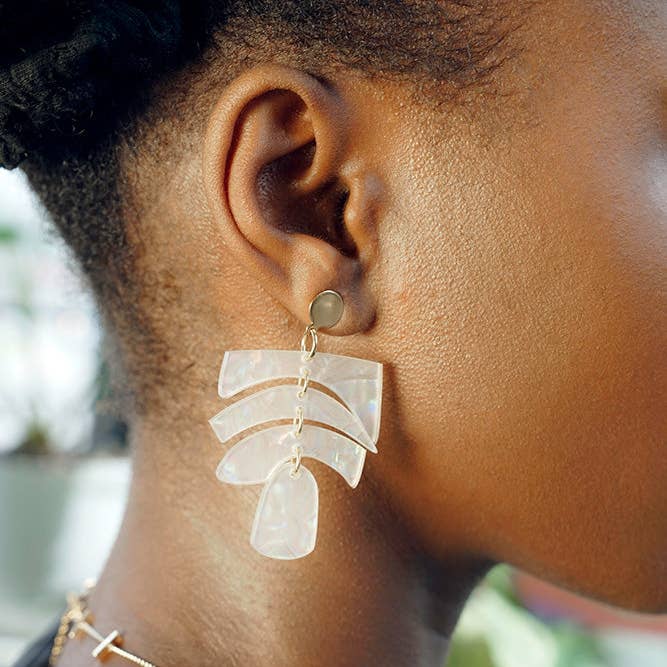 Paulina Otero – Brincos de argola por atacado – Brincos de equilíbrio em iridescente branco1