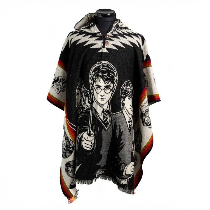 Håndlavet ecuadoriansk alpaka poncho inspireret af troldmænd for engroshandel hos EcuadorStores