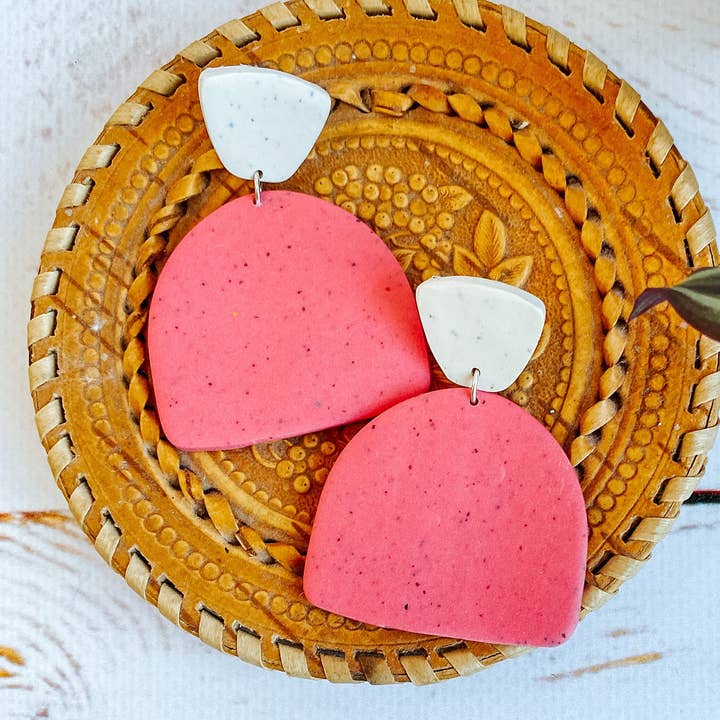 Pinker Statement-Ohrring, Geschenk für Schwester, Mutter, Geschenk für Kinder unter 25 Jahren, Mitbewohnergeschenk, Friseurgeschenk, Strumpffüller, Geschenk für Lehrer, Lehmschmuck für den Großhandel von Lauren Likes Art