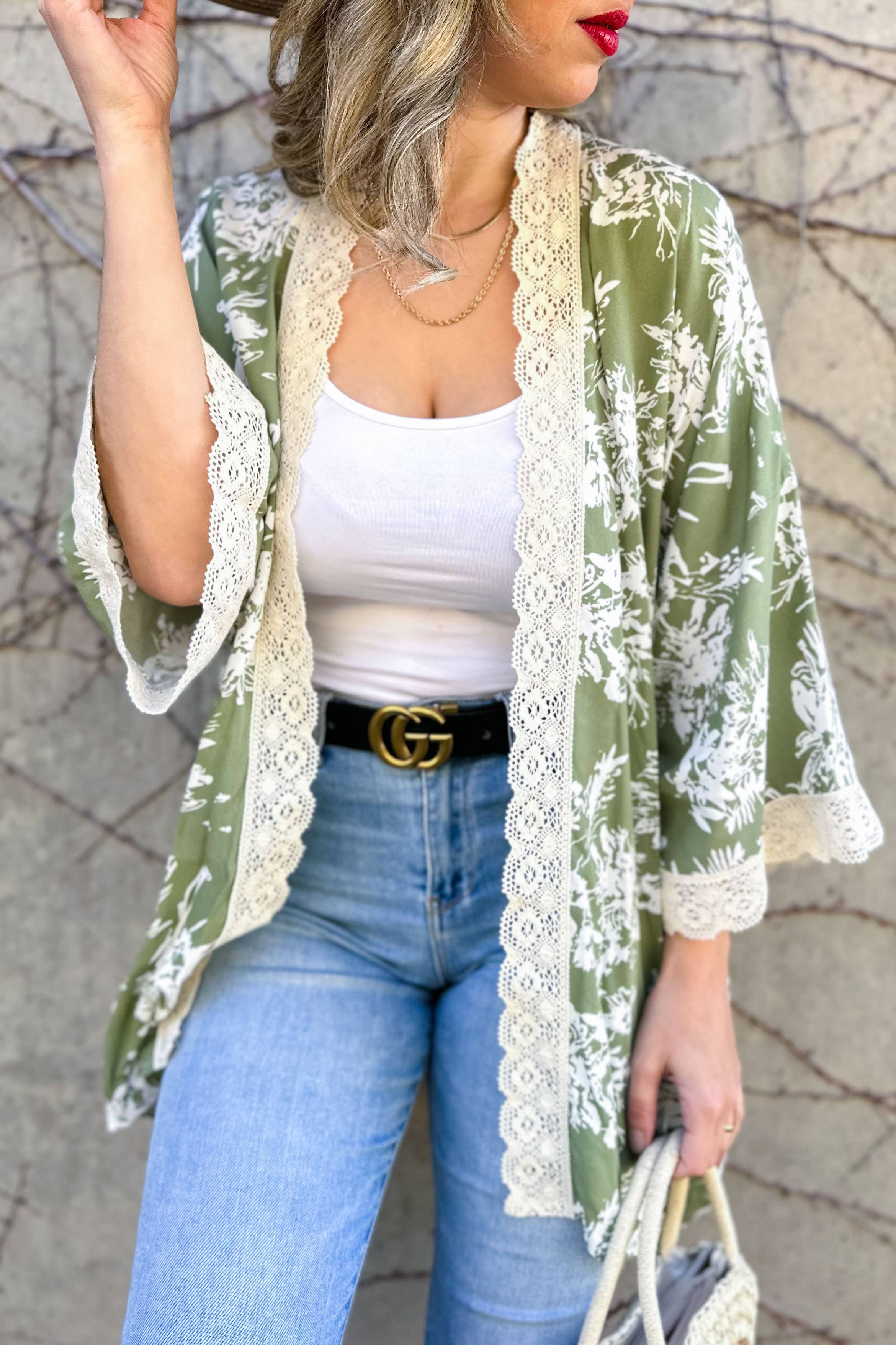 Olive Kimono Cardigan com Estampa Floral Oliva e Detalhe em Renda 3/4 para venda a revendedores na Faire3