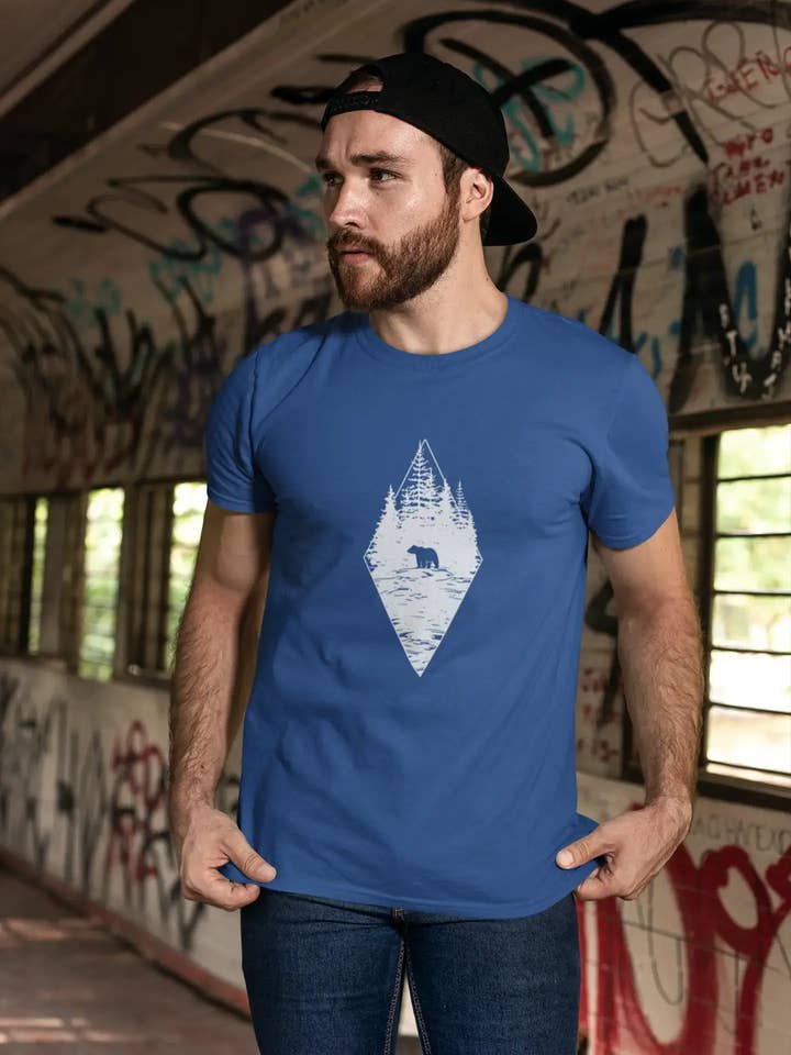 ULTRABASIC - Camiseta con estampado gráfico Forest Bear para hombre, color azul real para venta al por mayor de ULTRABASIC
