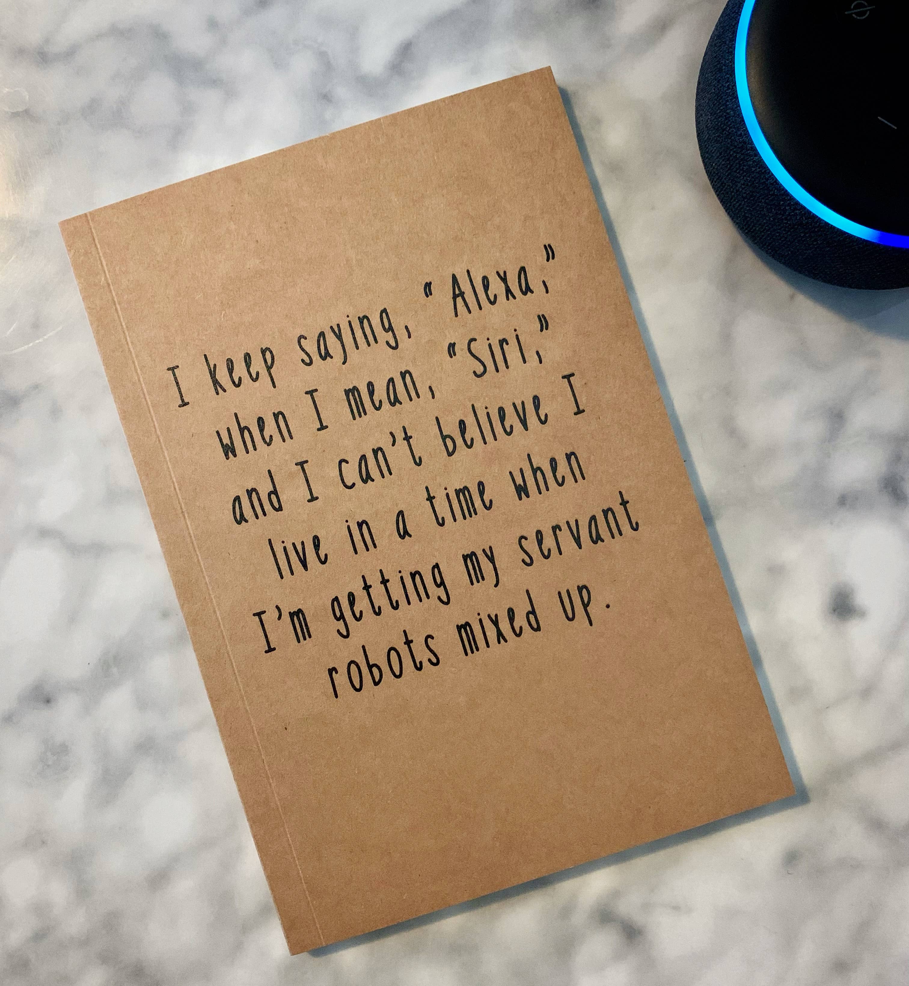 ellembee gift - Venta al por mayor Cuadernos - Keep Confusing Alexa y Siri Cuaderno Kraft con 60 líneas S2