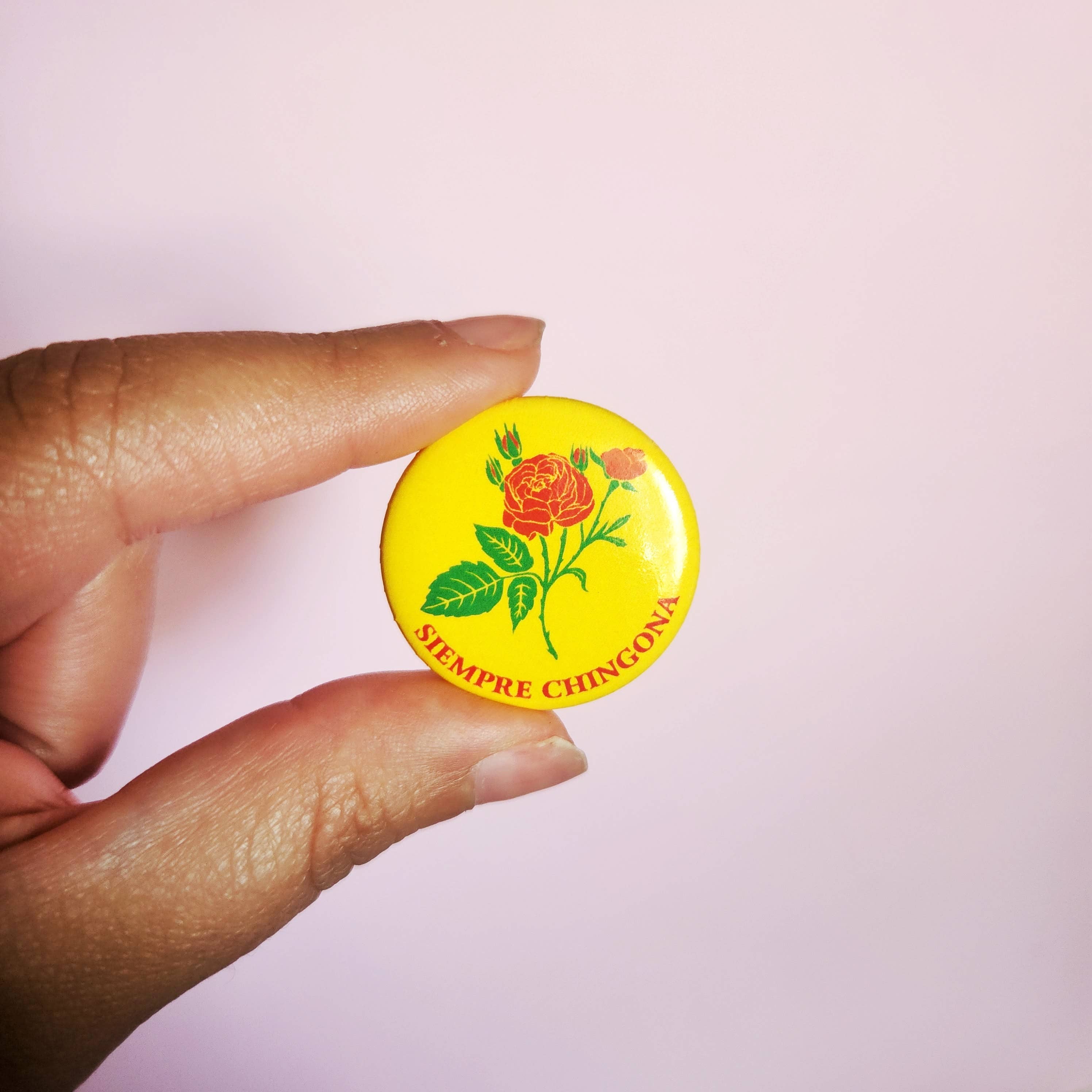 Erica Alfaro Designs – wholesale Nål och knapp för kavajslag – Alltid Chingona Pin-Back-knapp2