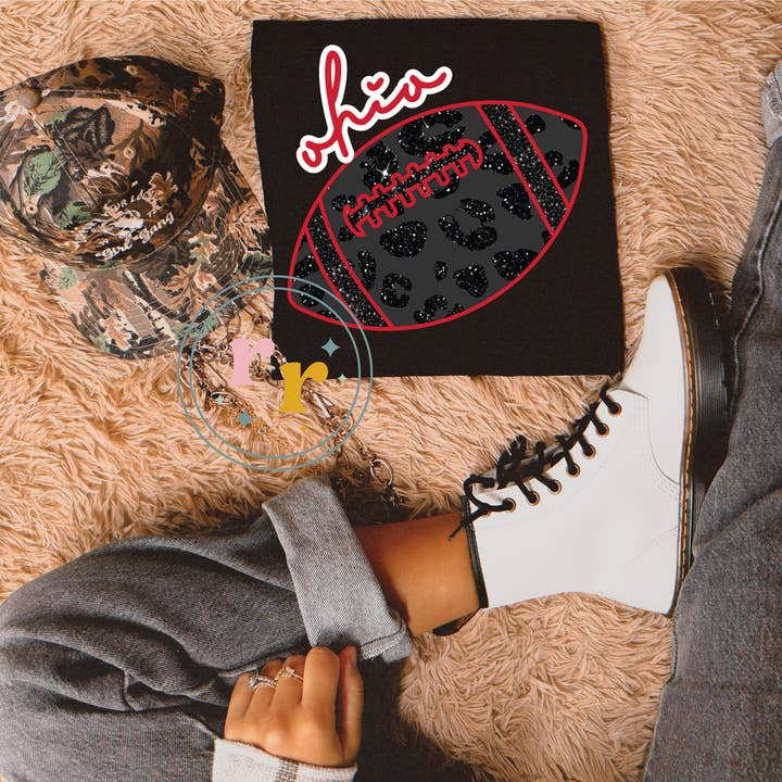 Schwarzes Leopard Ohio Football Grafik-T-Shirt für den Großhandel von Rebellious Rose LLC