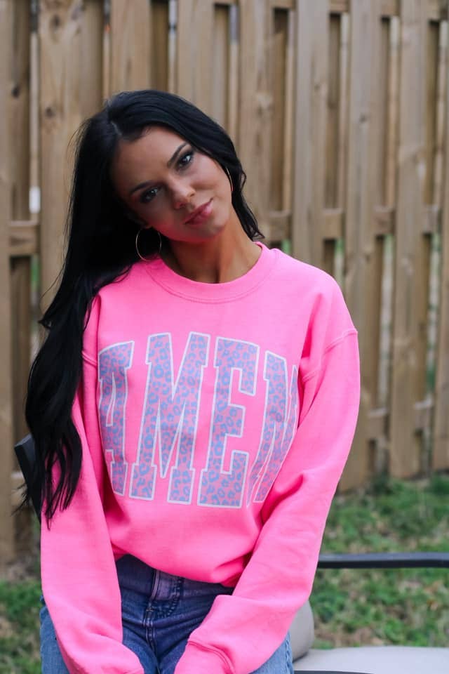 Small Town Society Apparel Co. – Großhandel Sweatshirt mit Grafikdruck – Damen – Amen Sweatshirt in Neonpink, Unisex3