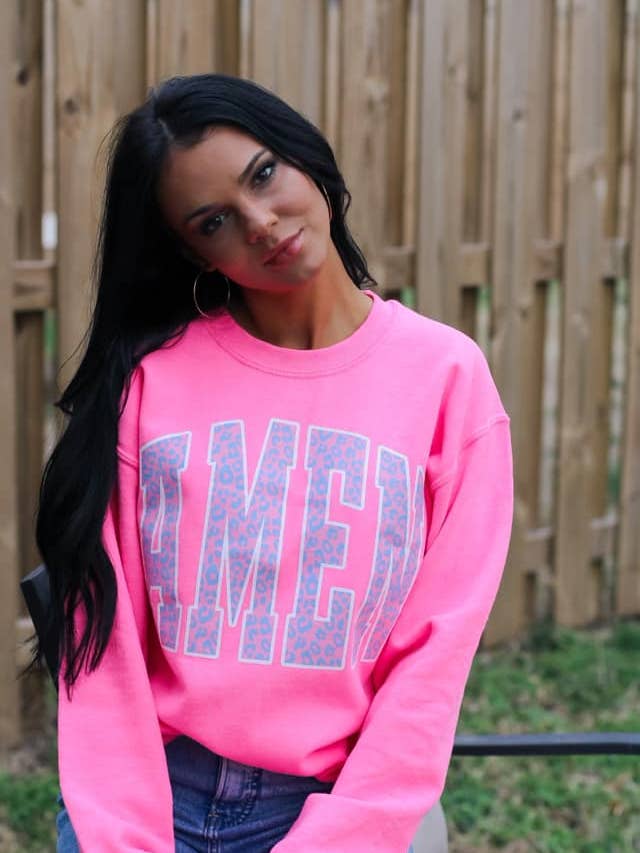 Small Town Society Apparel Co. – Großhandel Sweatshirt mit Grafikdruck – Damen – Amen Sweatshirt in Neonpink, Unisex3