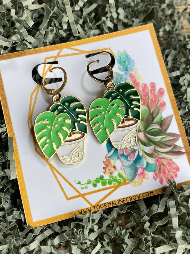 BOUCLES D'OREILLES EN FORME DE FEUILLE DE BOHÈME EN ÉMAIL DORÉ pour la vente par Soraya Moon Co.