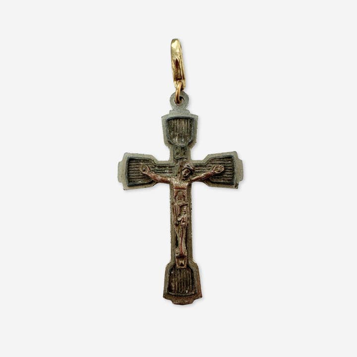 Pendentif croix crucifix en métal mélangé vieilli vintage pour la vente par Lulu’s Petals
