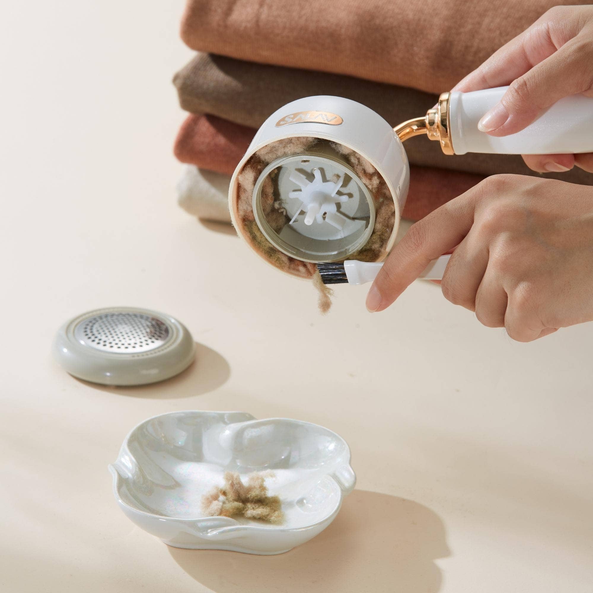 Salav-True & Tidy - Wholesale Lint Roller - Retro Edition Rechargeable Fabric Shaver and Lint Roller15