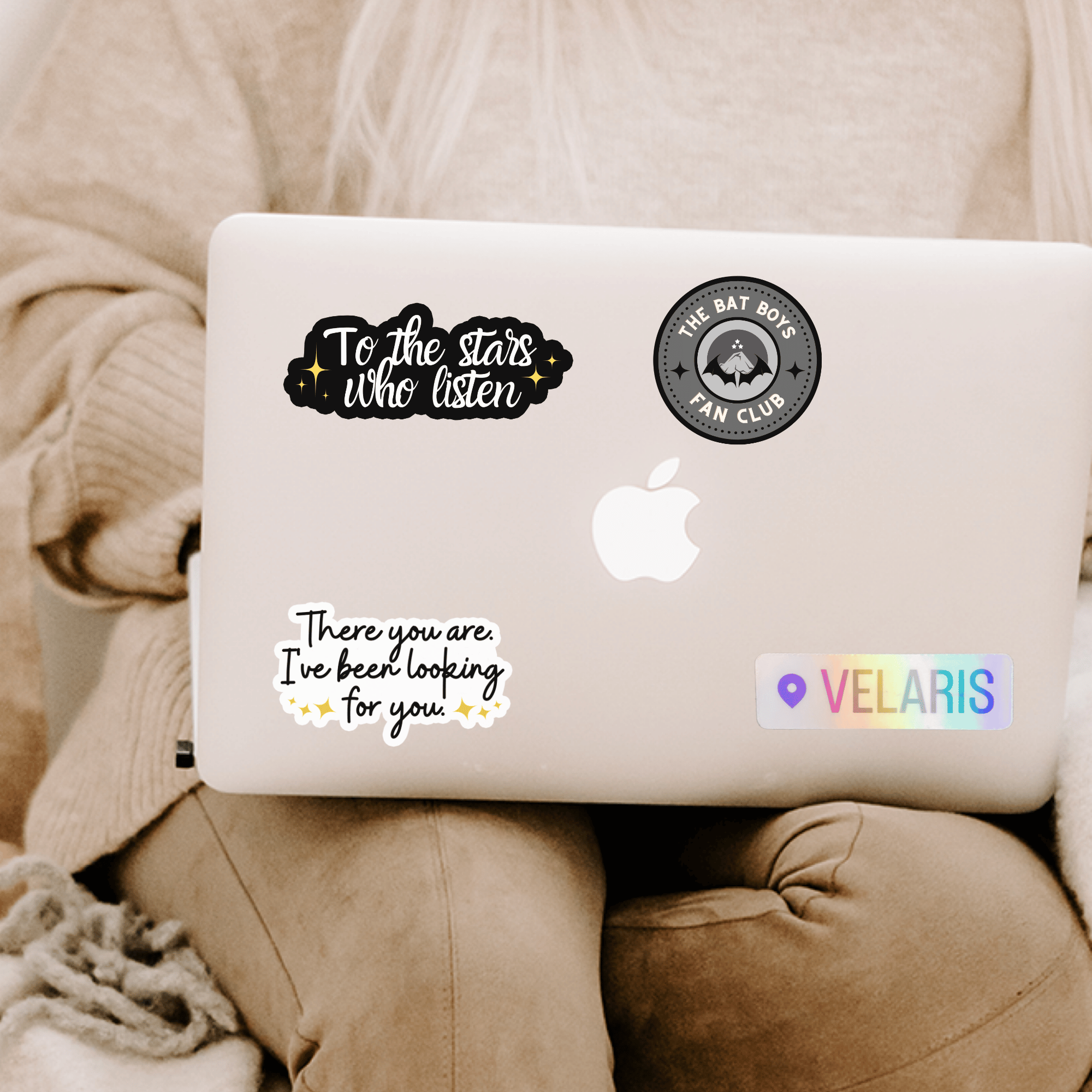 Bookish Queen - Vente Autocollant - Autocollants ACOTAR Citation de Rhysand - Te voilà (Officiellement licencié)3