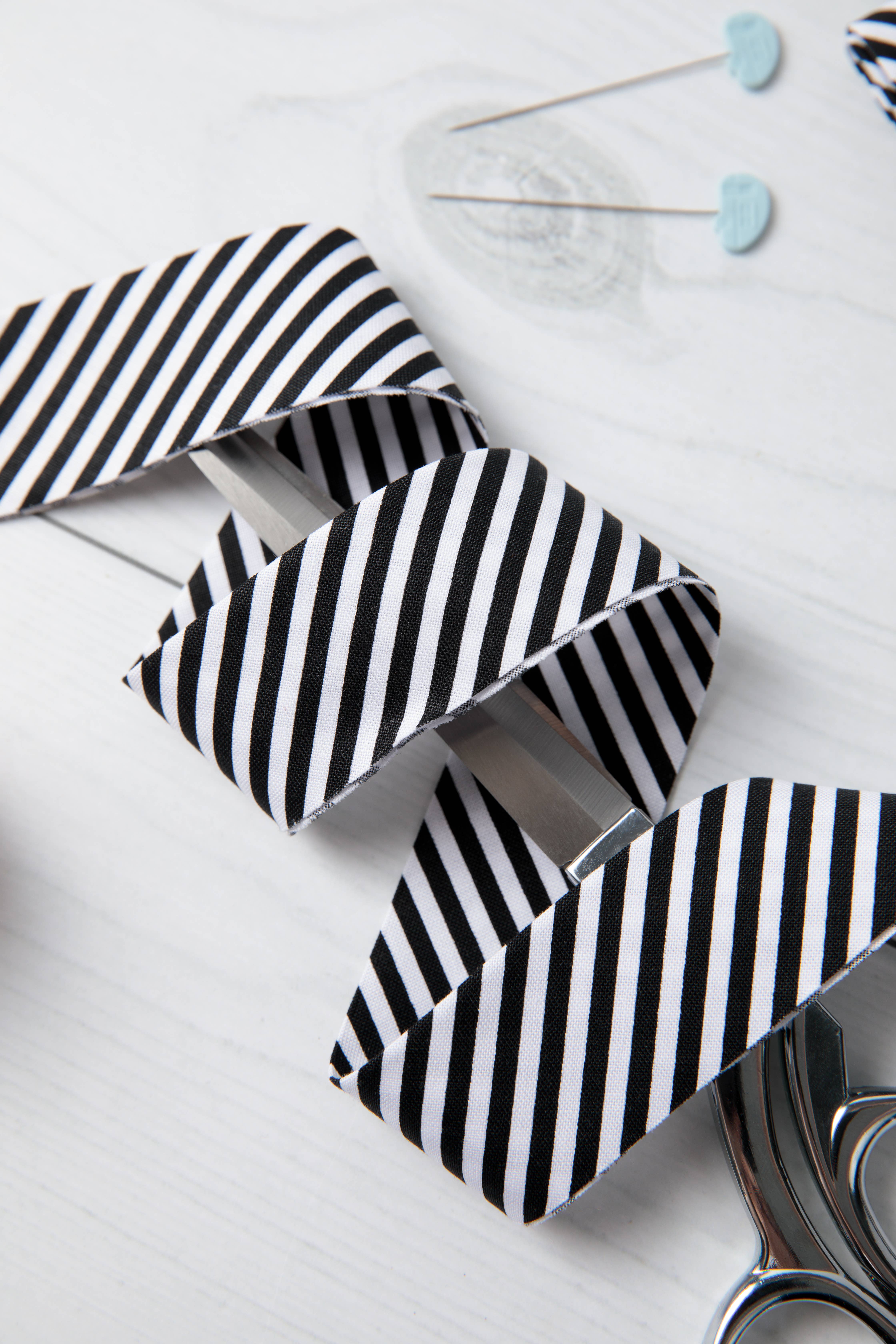 Bessie Pearl Binding Co - Venta al por mayor Material para manualidades - Cinta al bies para acolchado de 2,5" – Raya negra (Cinta de algodón preconfeccionada)4