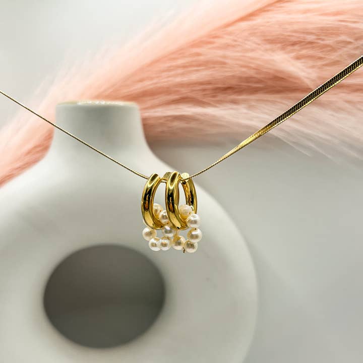 Boucles d'oreilles créoles en perles et or pour la vente par Fiona Grace