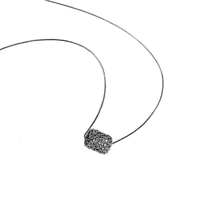 Pendentif Gazomètre noir en bronze plaqué ruthénium pour la vente par Co.ro Jewels