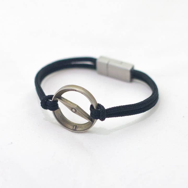Le bracelet Compass pour la vente par Tarma Designs