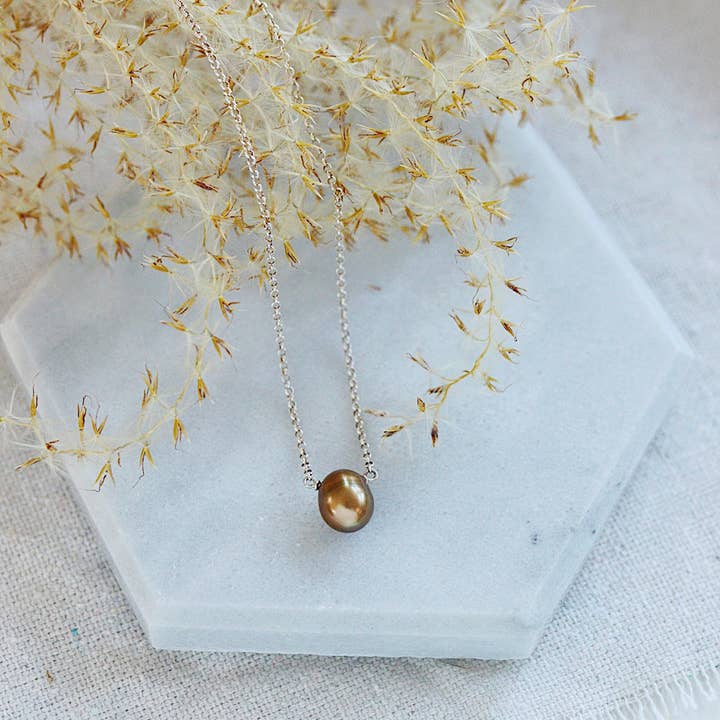 Collier de perles d'eau douce marron clair pour la vente par Third & Co. Studio