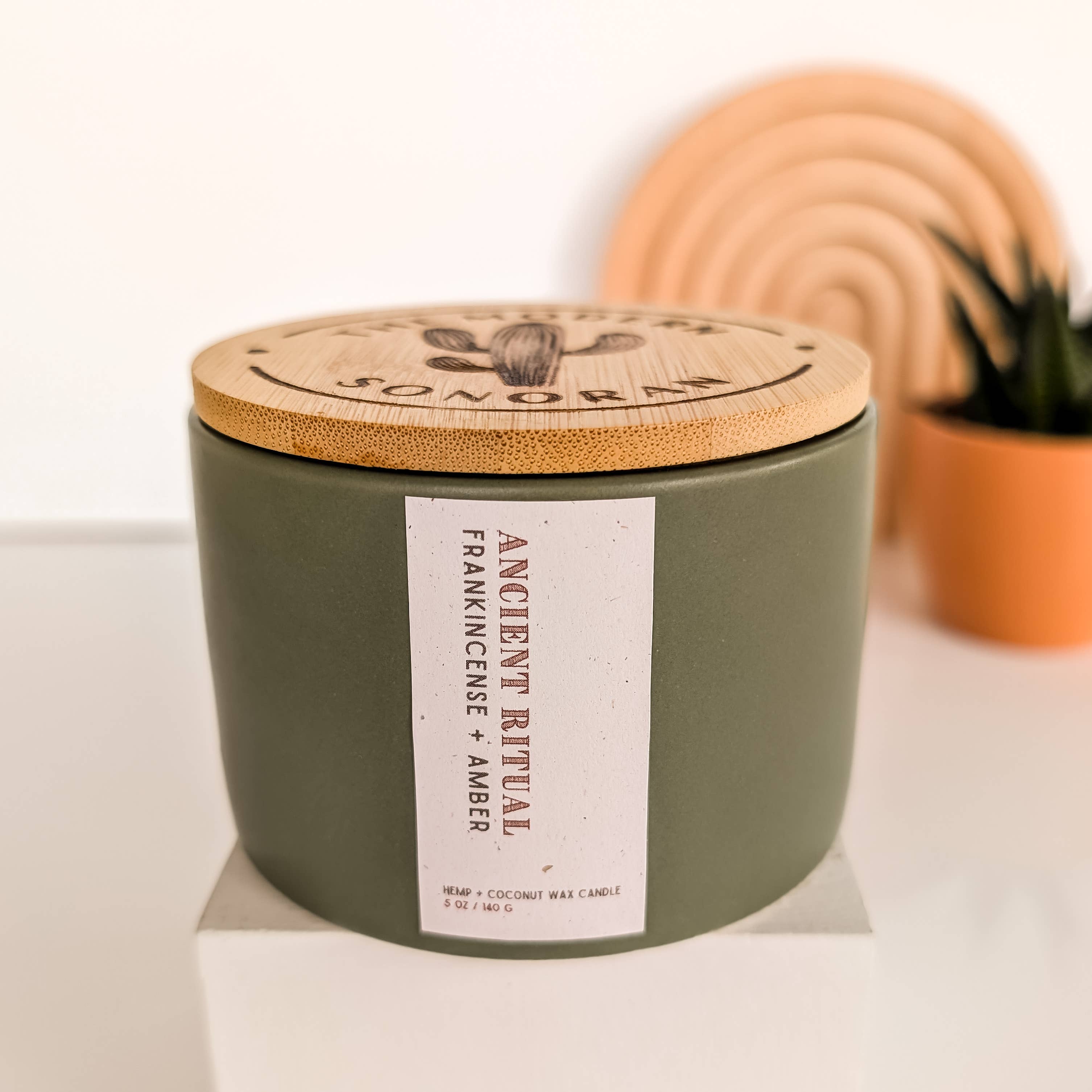 The Modern Sonoran – Vela em jarro/copo por atacado – Vela Boho de Cânhamo Rutina Antiga: Olíbano e Âmbar 141 g1