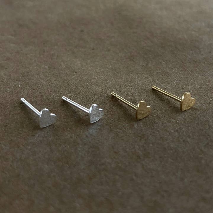 Brincos Pequenos em Forma de Coração por atacado de Naked Sage