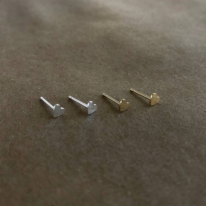 Brincos Pequenos em Forma de Coração por atacado de Naked Sage