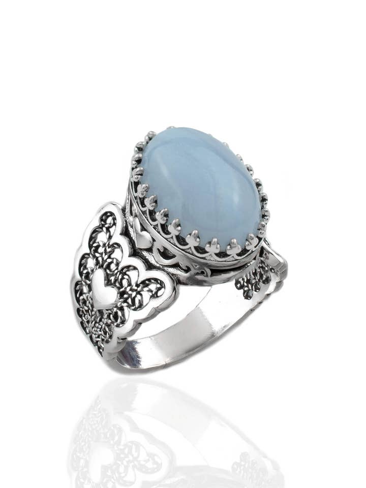 Bague en argent pour femme avec pierre précieuse en agate bleue à double cœur. pour la vente par Filigranist Jewelry