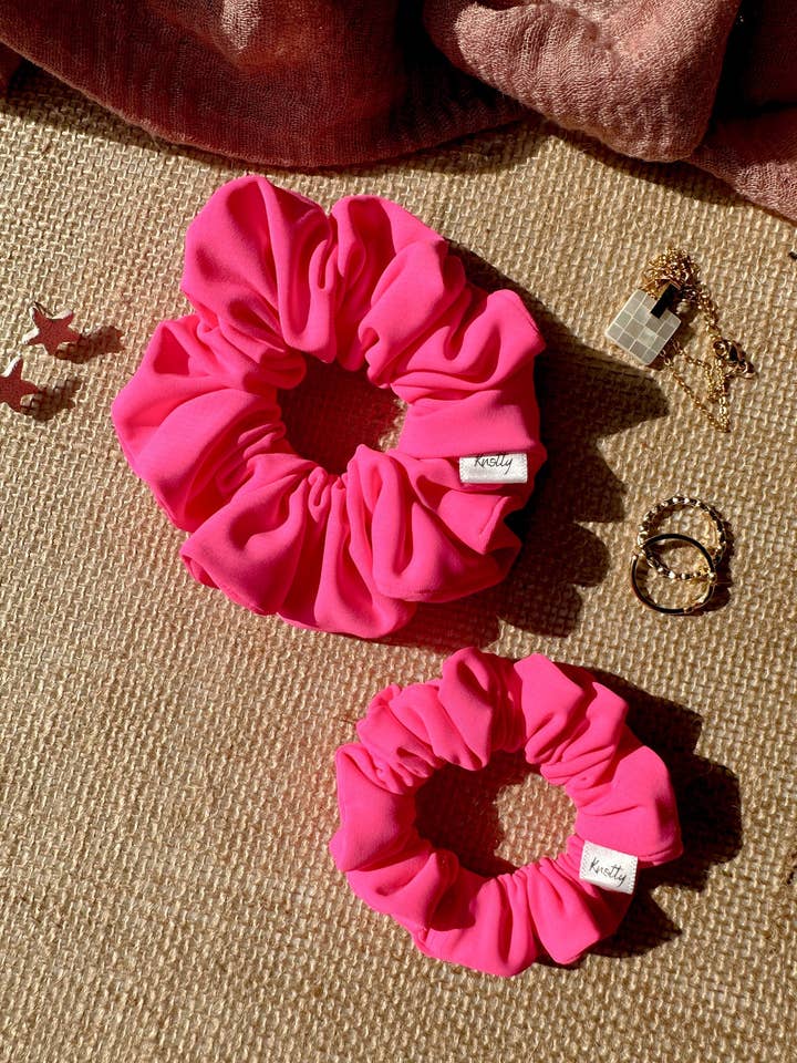 Chouchous à vêtements de sport roses Barbie pour la vente par Knotty But Sweet