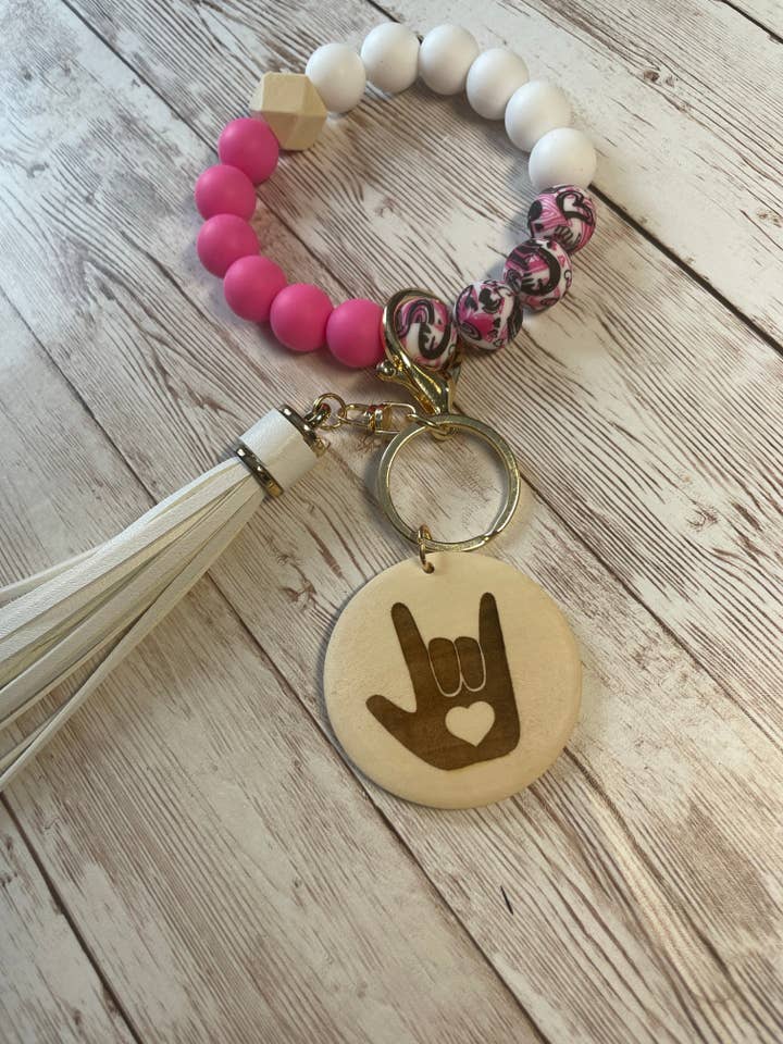 Graverad silikonpärlsarmband nyckelring med tofs för wholesale av LivaBella Designs