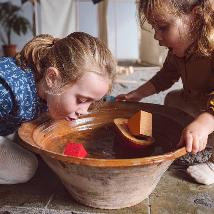 ELOU by Valoris - Wholesale Badspeelgoed - Baby - Kleurrijk zeilboot badspeelgoed van kurk4