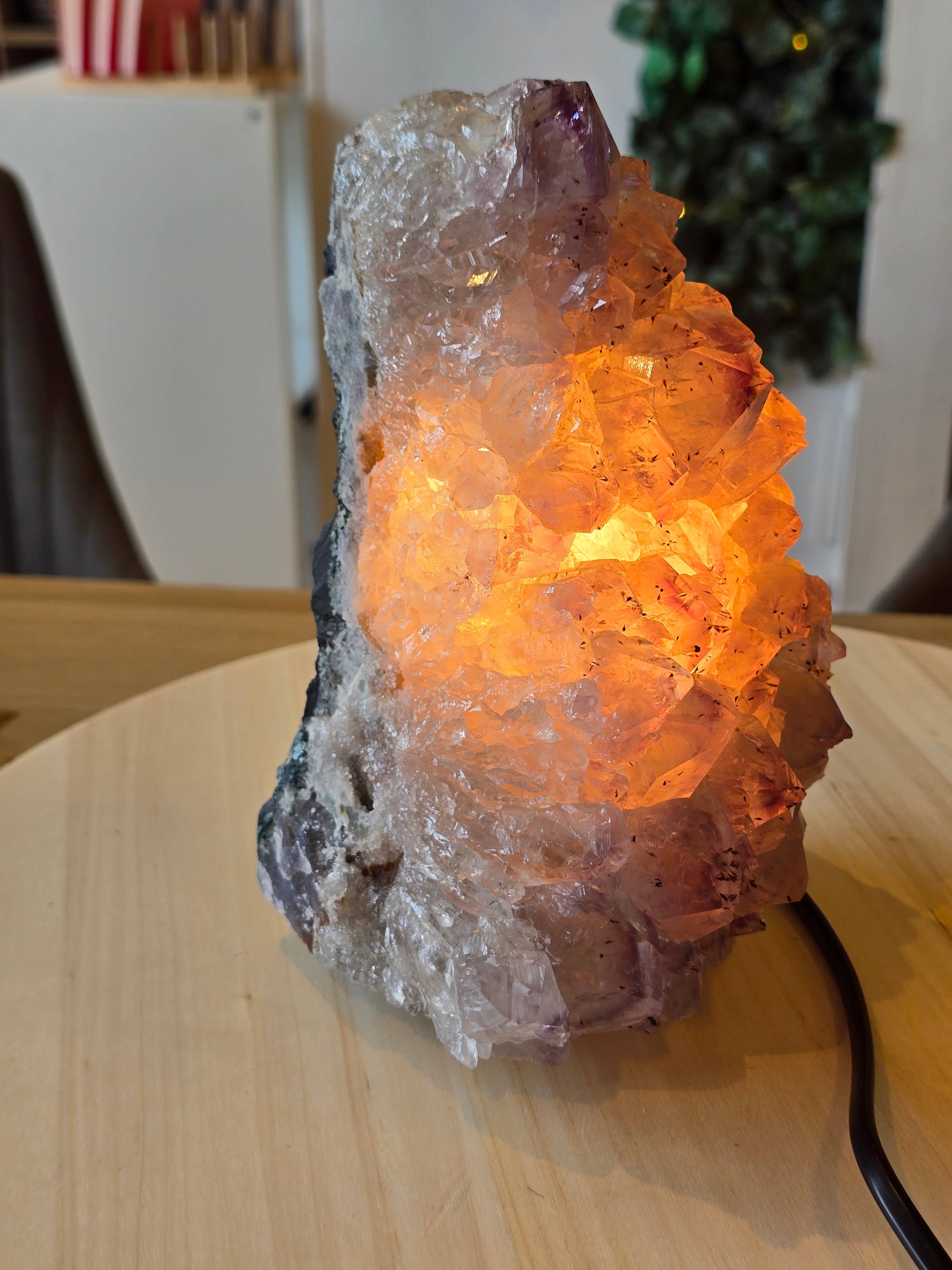 Crystal Cove Minerals – wholesale Accent/desk lamp – Amethyst Lamp - 3.12kg - 20 x 14 x 11cm1