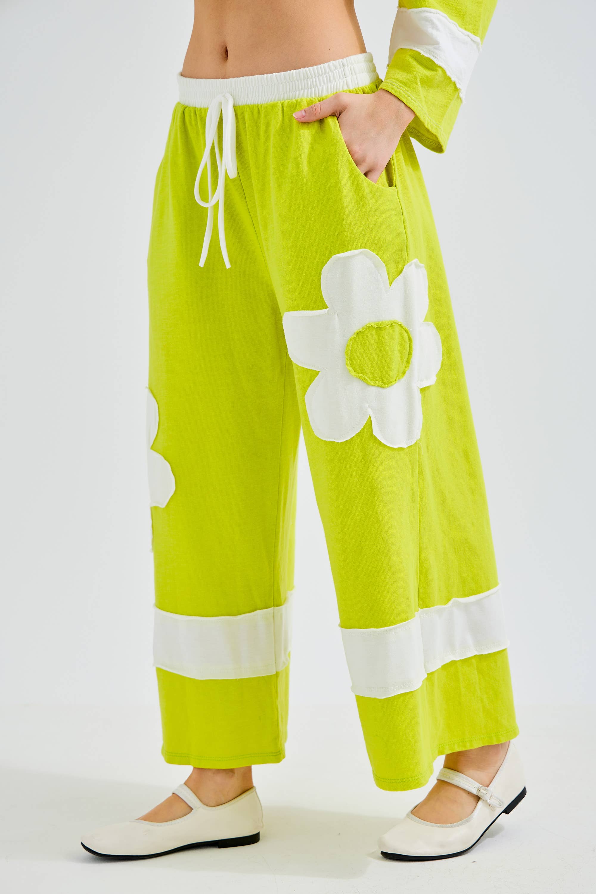 J.Her – Calças - Mulher por atacado – Calças de Perna Larga com Lavagem Mineral e Remendos de Flores HP63341