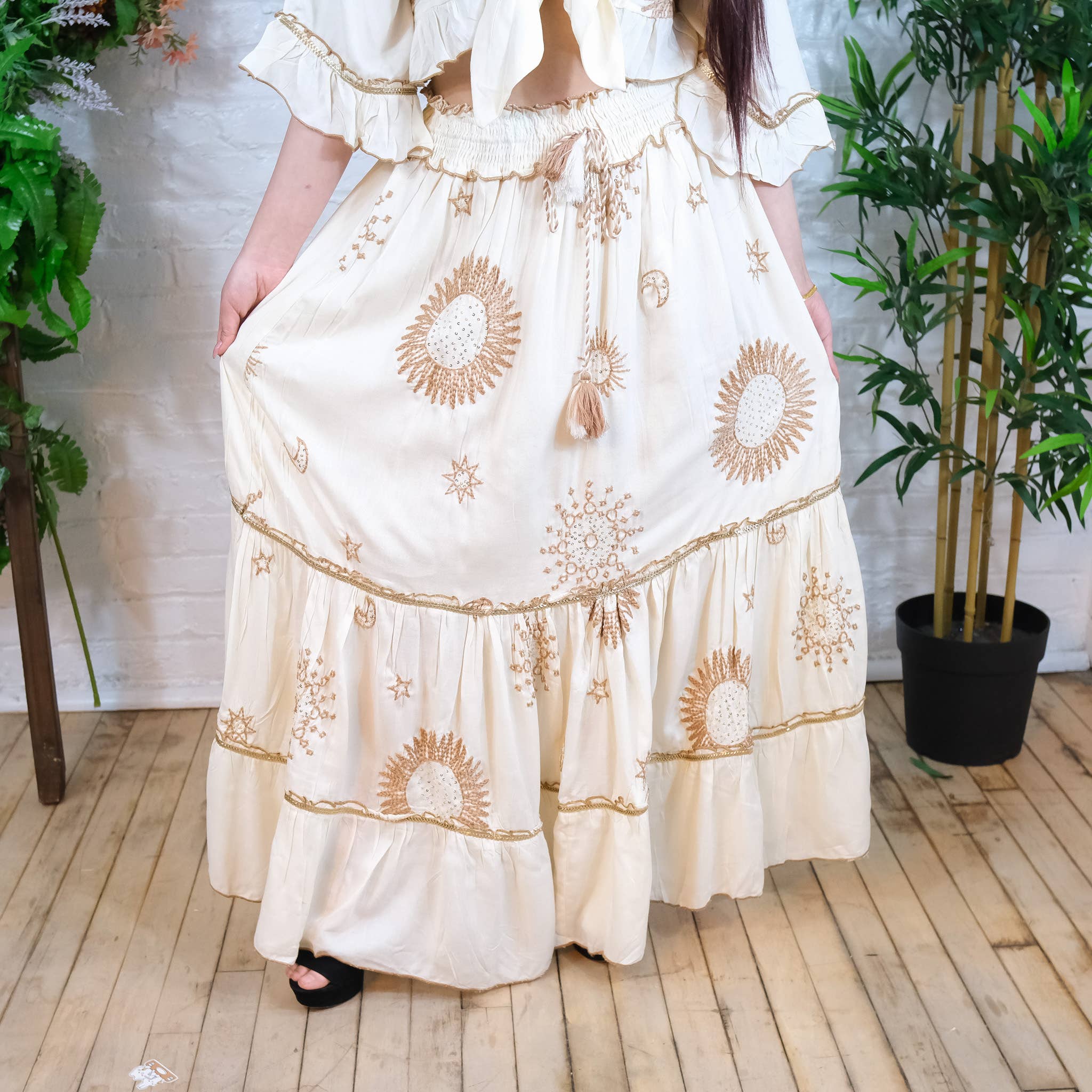 Karma Nepal Crafts – Großhandel Set aus Oberteil und Rock – Damen – Fließender, gestufter Rock mit Handstickerei und Oberteil mit Rüschenärmeln4