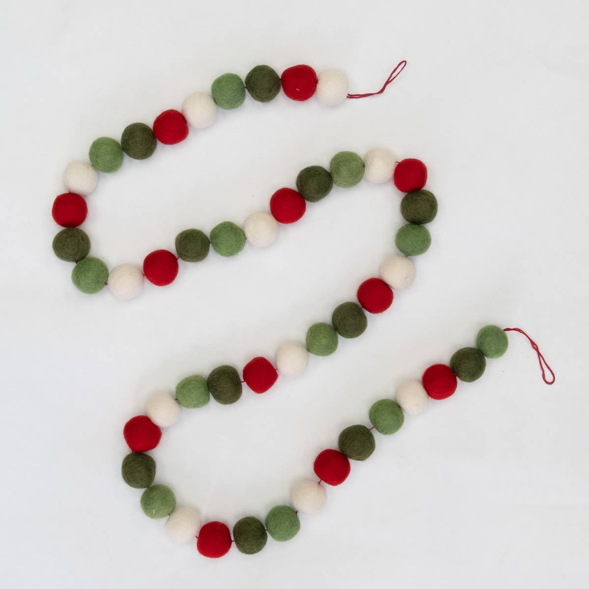 The Winding Road - Vente Fanion/guirlande - Guirlande de boules en feutre rouge, vert et blanc pour Noël - Décoration festive6