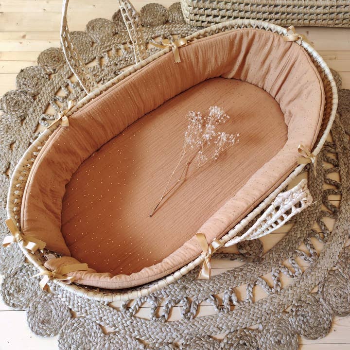 Couffin bébé en palmier tressé et habillage complet en double gaze de coton camel à pois dorés pour la vente par Les p'tites Merveilles de Bérénice