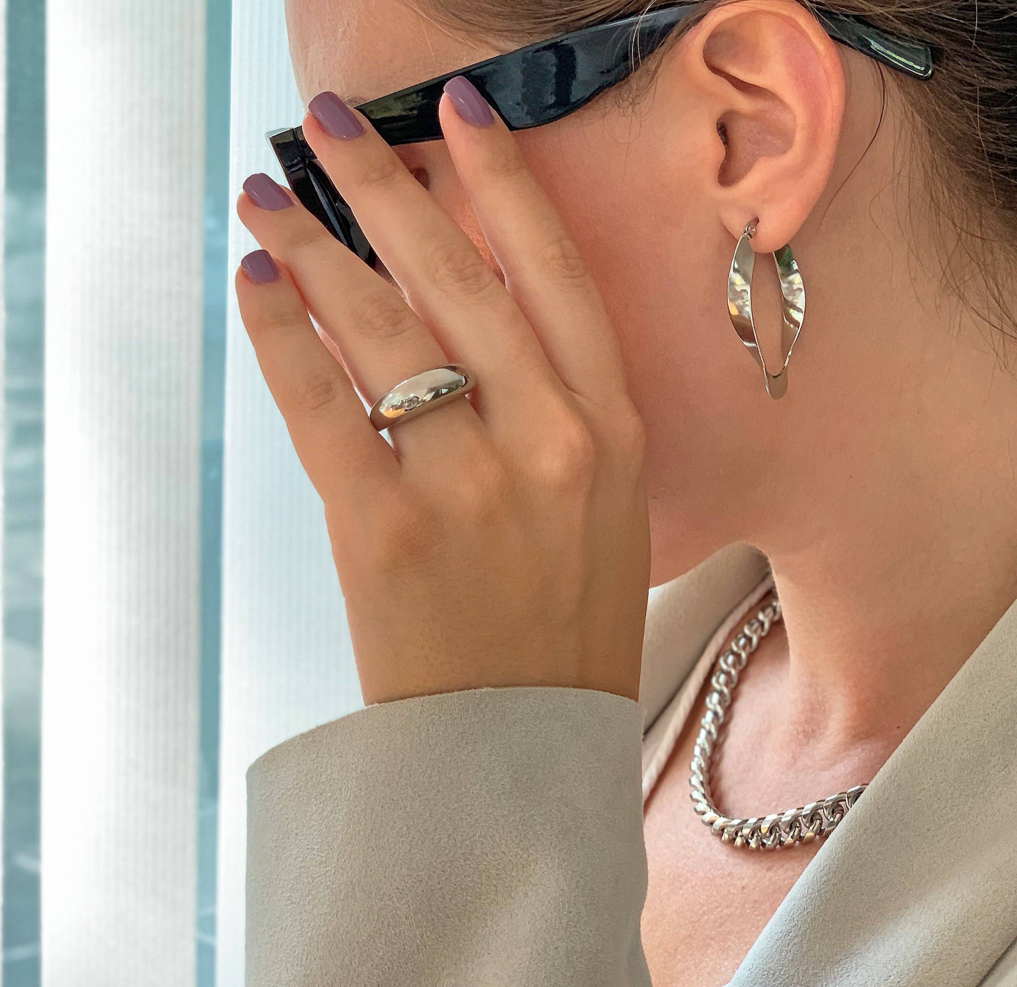 MAI DESIREE - Wholesale Hoop Earrings - PERLA TWIST HOOP SILVER EARRINGS1