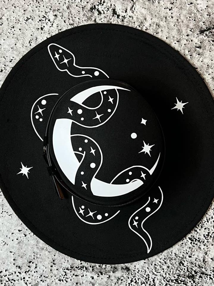 Veganistische vilten hoed met brede rand - platte bovenkant en XL rand - „Snake Moon” voor wholesale door Witchwood Bags