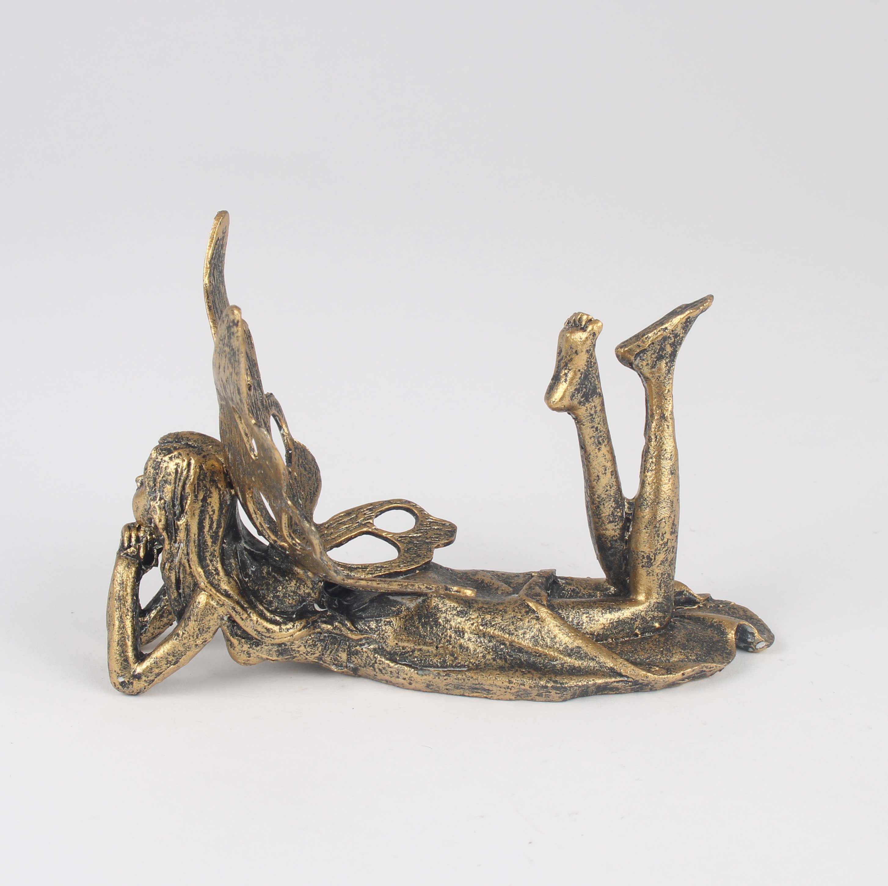 Originals International Ltd – wholesale Dekorativ statyett – Guldfärgad älvfigur – Liggande metallälvprydnad2