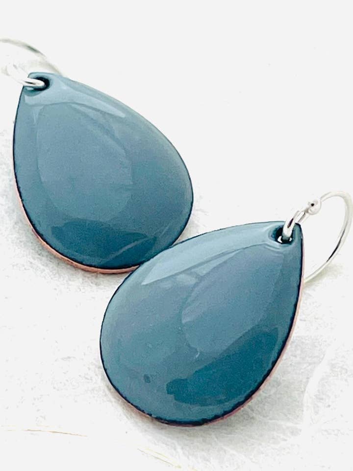 Små dråbeøreringe, røggrå emalje øreringe for engroshandel hos Magpie Mouse Studios