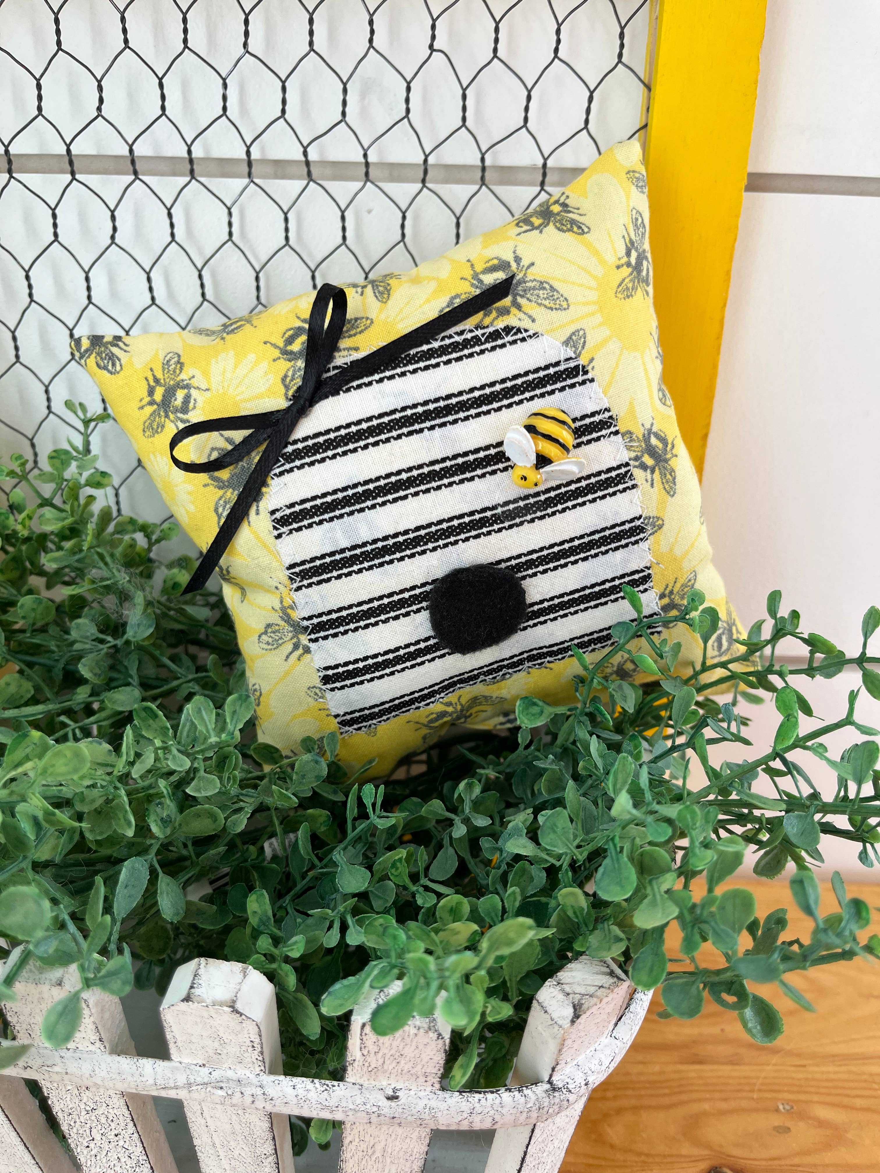 Kate + Em - Venta al por mayor Cojín decorativo - Almohada cuadrada pequeña Beehive | Decoración del hogar1