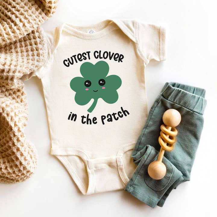 Cutest Clover | Babygrafisk Kortärmad Onesie för wholesale av The Juniper Shop Wholesale