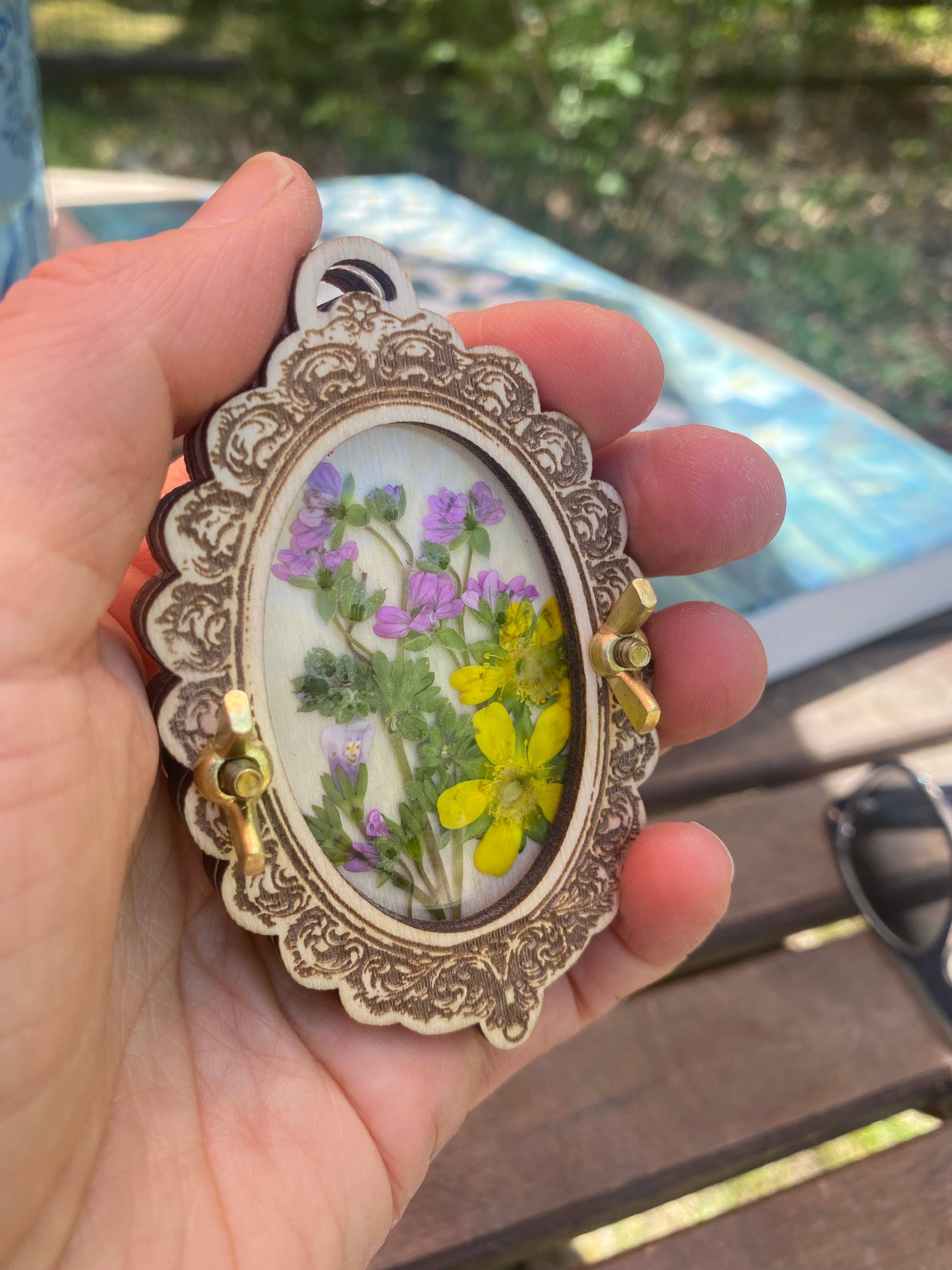 Holly Hills Lane - Wholesale Keychain - Women's - Mini Flower Press in Vintage Frame Style Fits In Your Pocket5