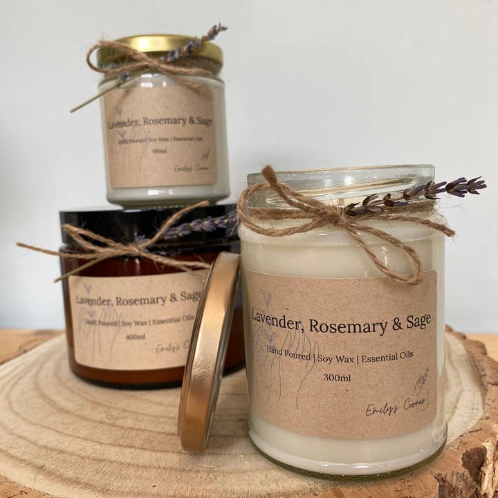 Natuurlijke sojawaskaars met lavendels, rozemarijn en salie voor wholesale door Emily’s Corner
