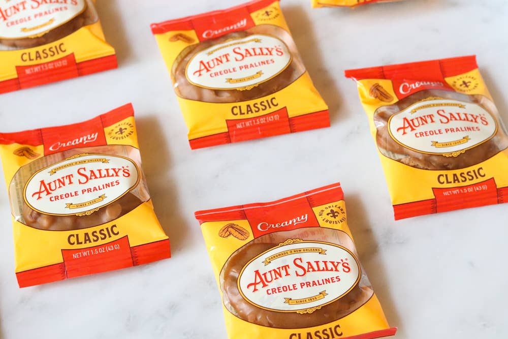 Aunt Sally's Pralines - Venta al por mayor Dulces con chocolate - Pralinés Clásicos Cremosos, Paquete a Granel de 100, 1.5 oz1