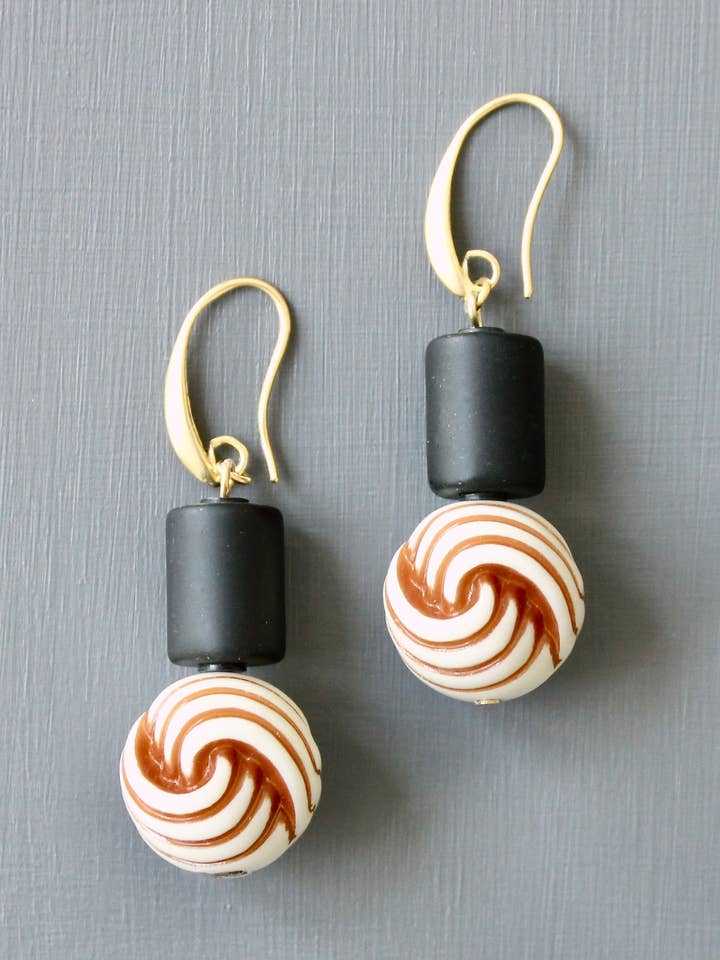 JLTE18 vintage akryl knude og sorte øreringe for engroshandel hos David Aubrey Jewelry