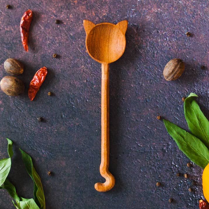 Cucchiaio in legno a forma di gatto per la vendita all'ingrosso da parte di Vesper & Vine