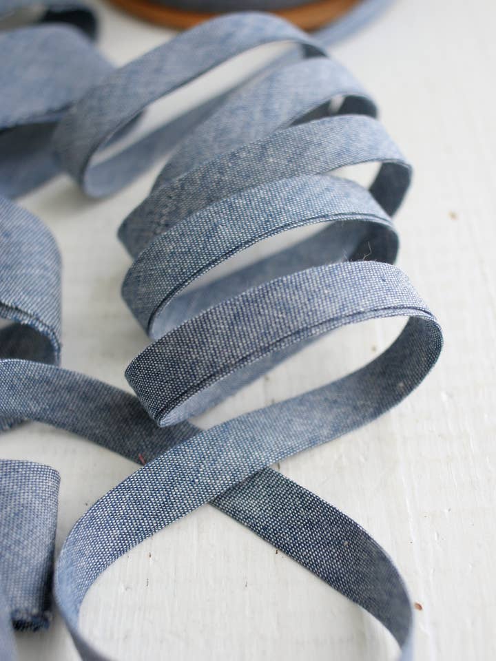 1/2" Dobbelt Fold Skråbånd - Chambray Indigo, 100% Bomuld for engroshandel hos Bessie Pearl Binding Co