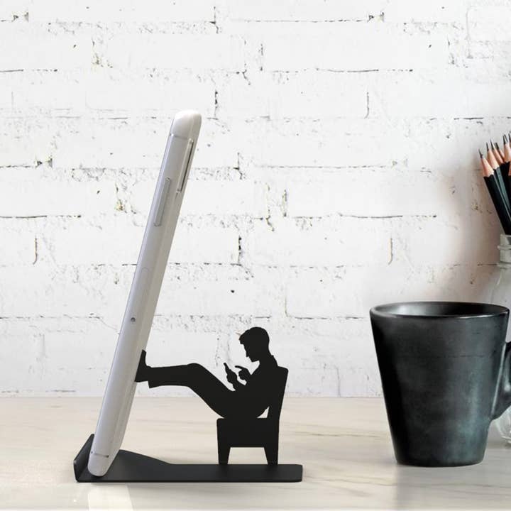 "Comme Mike" - Support de Smartphone en Métal Décoration de Bureau Cadeau pour la vente par Artori Design LLC