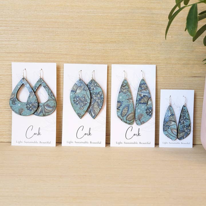 Hello Lovely Cork Co. – Engroshandel Hængeøreringe og creoløreringe – Oliven- og turkisblomstrede korkøreringe - Store vinger3