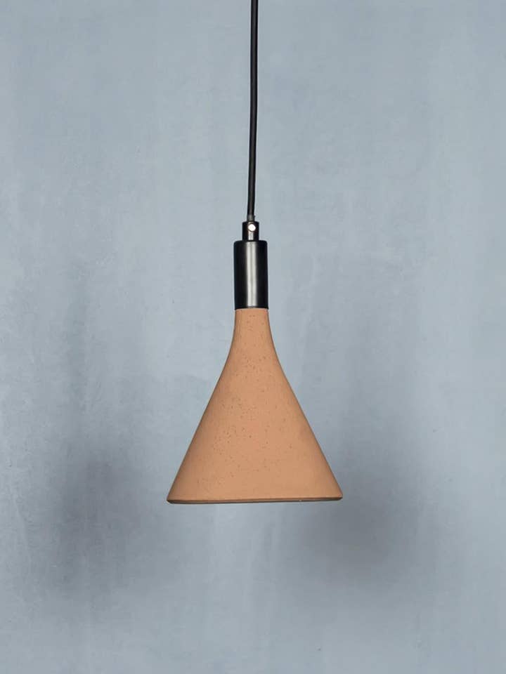 Suspension Luminaire en Cône de Béton Rouge | Éclairage Décoratif Moderne pour Maisons et Hôtels pour la vente par HEKA LIGHTING & TRADING LTD