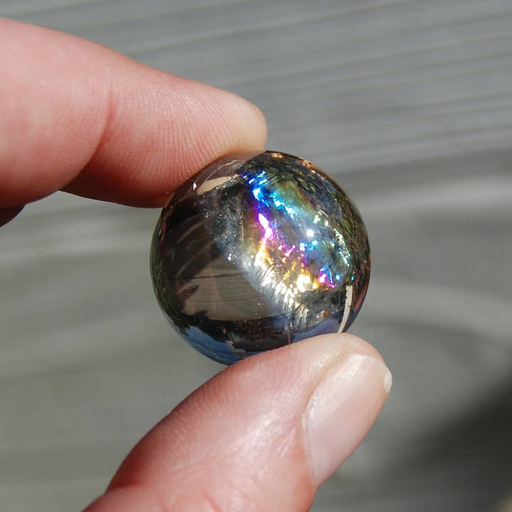 Caspar Curiosities - Venta al por mayor Piedras/cristales espirituales - Una esfera de cristal de cuarzo ahumado arcoíris de 22 mm a 24 mm
