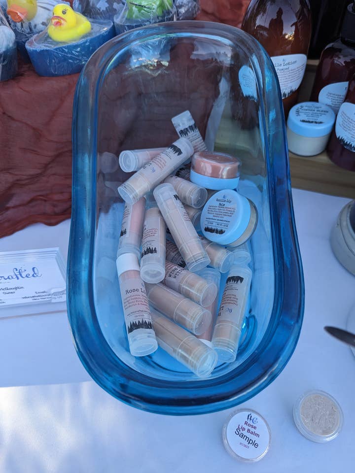 Lippenbalsam Tubie für den Großhandel von HolliCrafted LLC