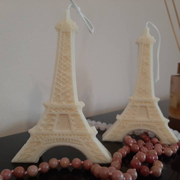 Nadia Vicente – Großhandel Geschenkkerze – Eiffelturm-Kerze aus Sojawachs mit floraler Duftnote1