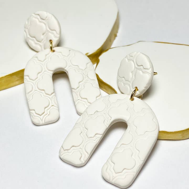 Vergulde roestvrijstalen Marokkaanse getextureerde boogoorbellen voor wholesale door a&h studios